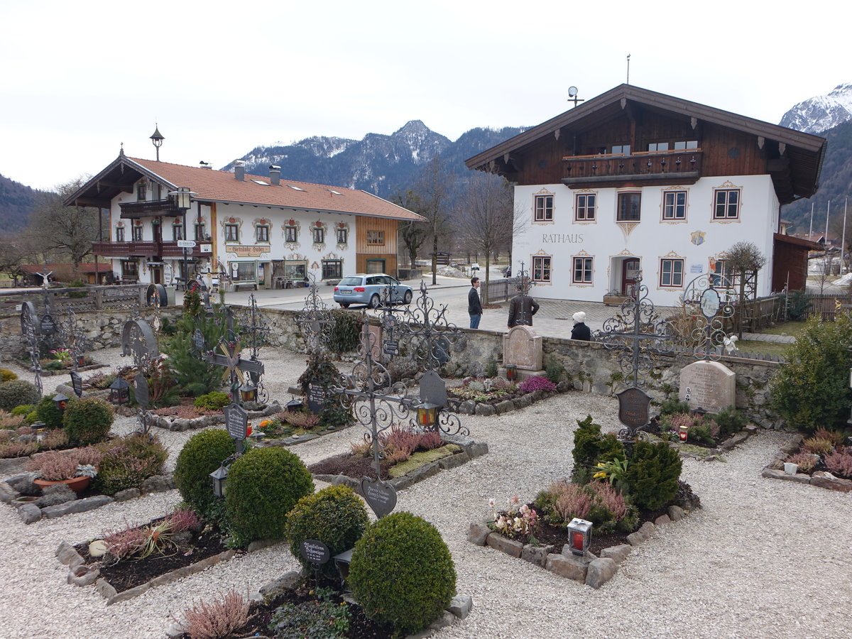 Schleching, Rathaus und ehem. Bauernhaus von 1844 am Kirchplatz (26.02.2017)