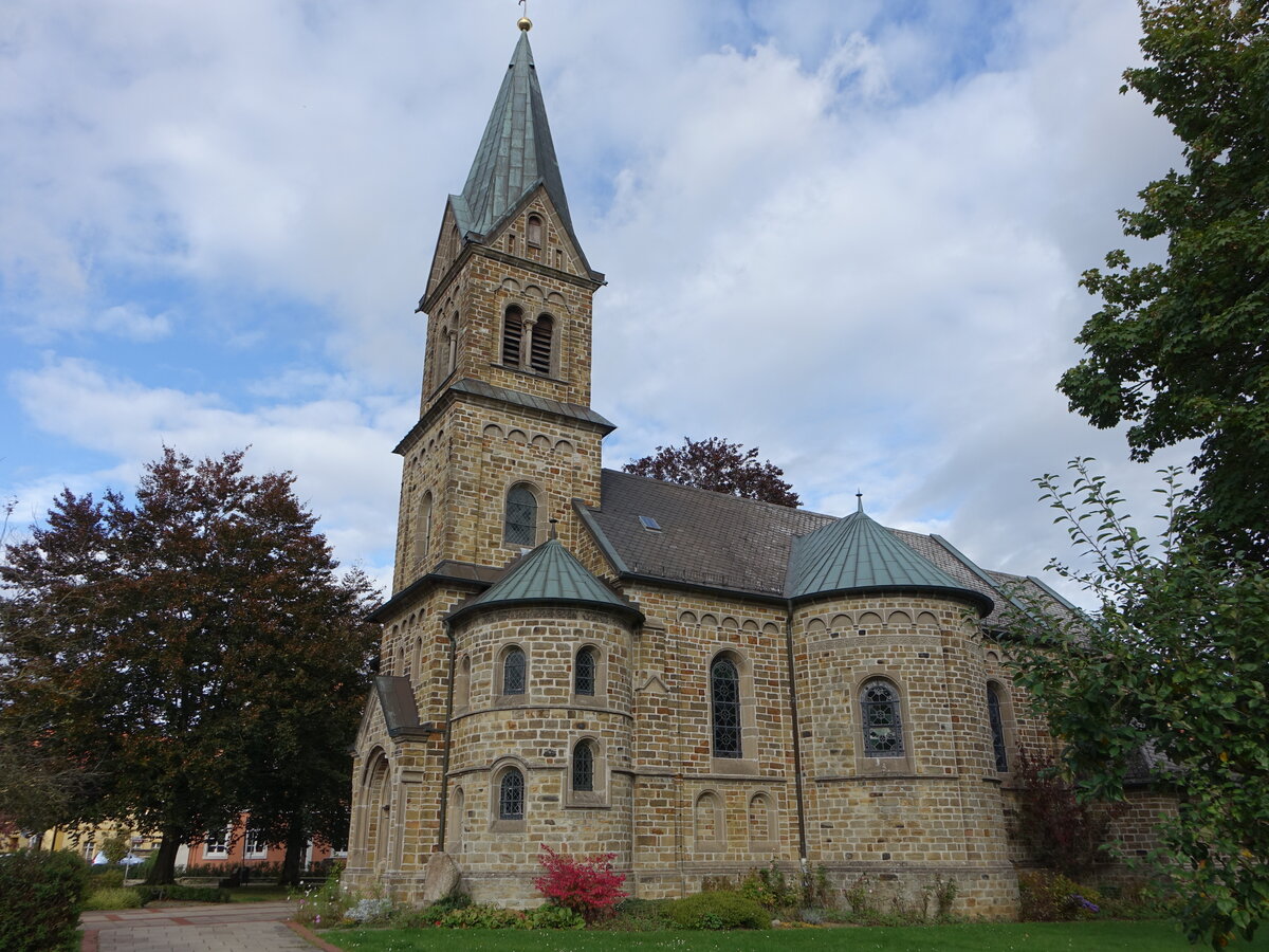 Schledehausen, Pfarrkirche St. Laurentius, neuromanische Saalkirche, erbaut von 1894 bis 1898 von Franz Xaver Ltz (11.10.2021)