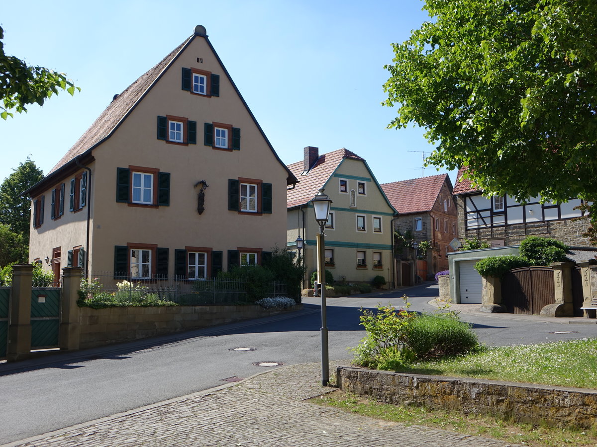 Schleerieth, ehem. Pfarrhof in der Schlehenstrae, zweigeschossiger, verputzter Massivbau mit Satteldach, erbaut im 17. Jahrhundert (27.05.2017)