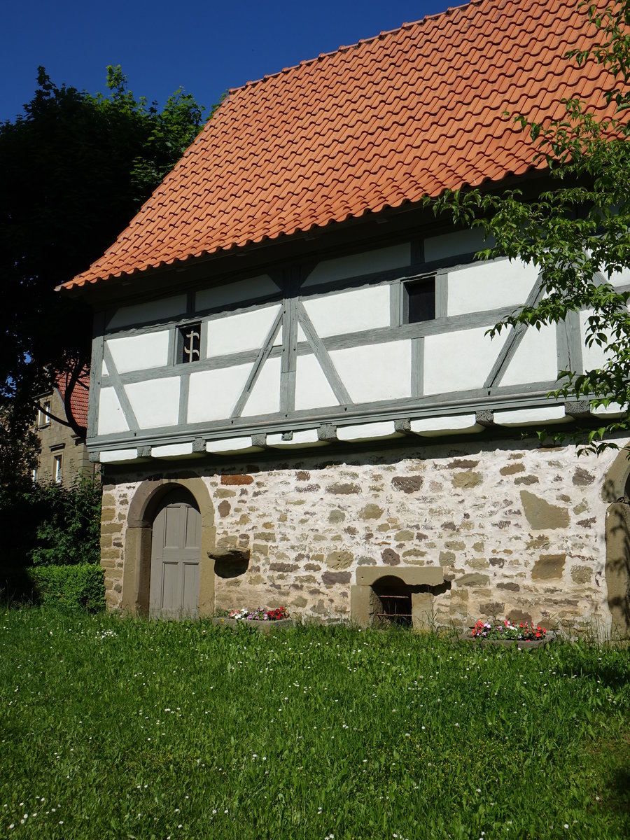 Schleerieth, Fachwerkhaus in der Kirchgadenanlage, zweigeschossiger Satteldachbau mit Bruchsteinerdgeschoss und Fachwerkobergeschoss, erbaut 1675 (27.05.2017)