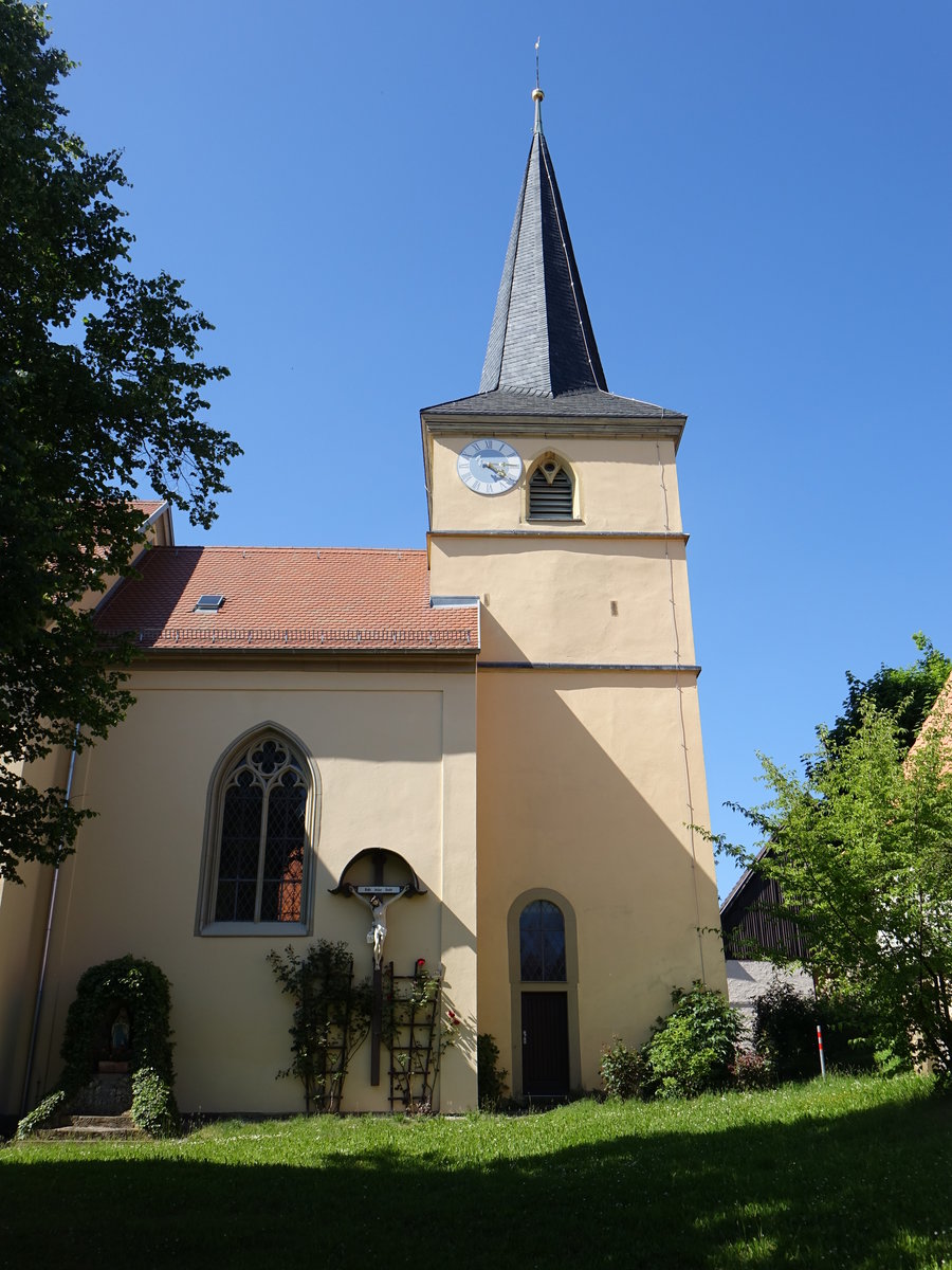 Schleerieth, kath. Pfarrkirche Maria Himmelfahrt, Saalbau mit eingezogenem Chor und stlichem Chorturm mit Spitzhelm, Turm erbaut im 17. Jahrhundert, Langhaus erbaut von 1861 bis 1862 (27.05.2017)