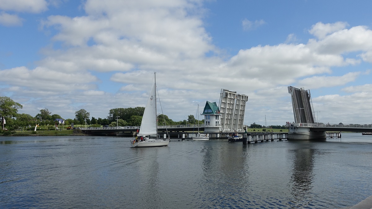 Schleibrcke in Kappeln am 27.6.2019: 2-flgelige Doppelklappbcke fr den Straenverkehr, B 203, Verbindung der Landschaften Angeln und Schwansen im Kreis Schleswig-Flensburg, erffnet am 2.12.2002 /