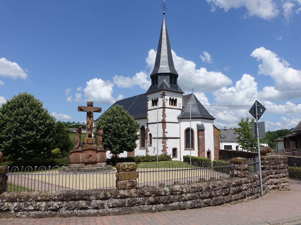 Schleidweiler, kath. Pfarrkirche St. Martin, barocker Saalbau, erbaut 1751, erweitert von 1921 bis 1922 (23.06.2022)