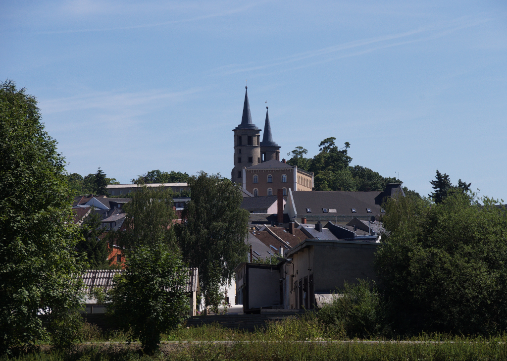 Schleiz, Blick auf das Schlo - Heutiger Eigentmer ist das Thringer Innenministerium und das Gelnde gehrt zur Polizeiinspektion des Saale-Orla-Kreises.

Durch die Bombardierung vom 8. April 1945 und das Abtragen der Trmmer im April 1950 blieben nur die Trme erhalten. Im Dezember 1993 wurden die rekonstruierten Turmhauben aufgesetzt.
16.08.2013