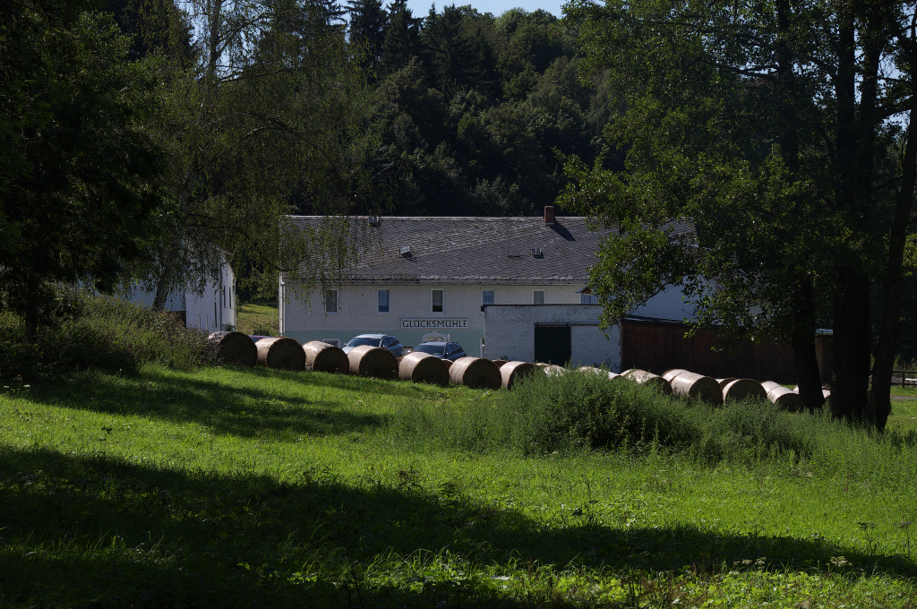 Schleiz, die Glcksmhe im Tal der Wisenta. 
1318 erste urkundliche Erwhnung des groes Wassermhlengehft am Stadtrand von Schleiz, an der Wiesenta gelegen seit 1927 auch Ausflugslokal - Mahlbetrieb mit Wasserrad bei Begradigung der Wiesenta auf E-Antrieb umgestellt, nach fast 20-jhriger Pause seit Herbst 2011 wieder Gaststttenbetrieb.
Die Glcksmhle hatte auch mal einen Bahnanschlu mit Haltepunkt an der Kleinbahn Schleiz - Saalburg. Heute verluft auf der Trasse ein Radweg......
16.08.2013
