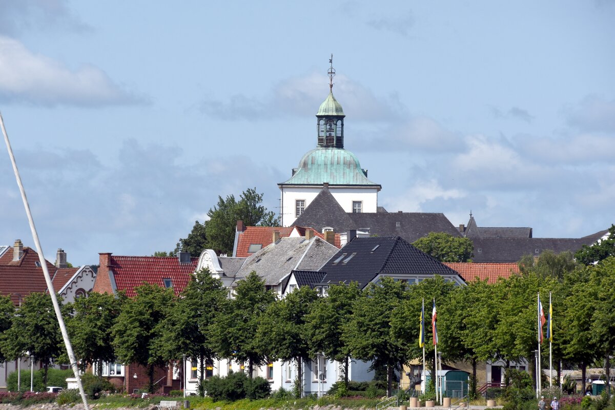 SCHLESWIG (Kreis Schleswig-Flensburg), 18.07.2021, Blick von den Knigswiesen zum Turm von Schloss Gottorf