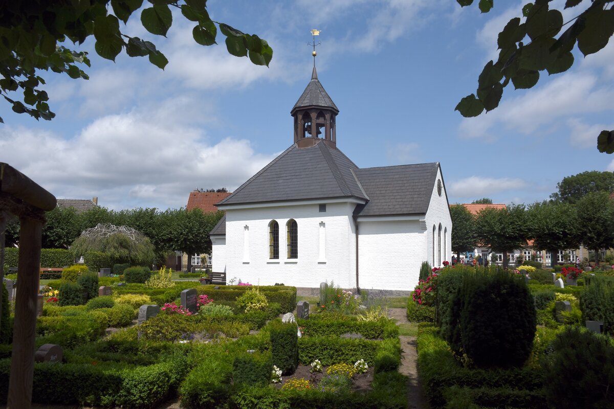 SCHLESWIG (Kreis Schleswig-Flensburg), 18.07.2021, die kleine Kapelle mit dem umgebenden Friedhof in der historischen Fischersiedlung Holm