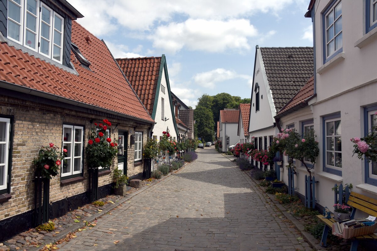 SCHLESWIG (Kreis Schleswig-Flensburg), 18.07.2021, Norderholmstrae in der historischen Fischersiedlung Holm