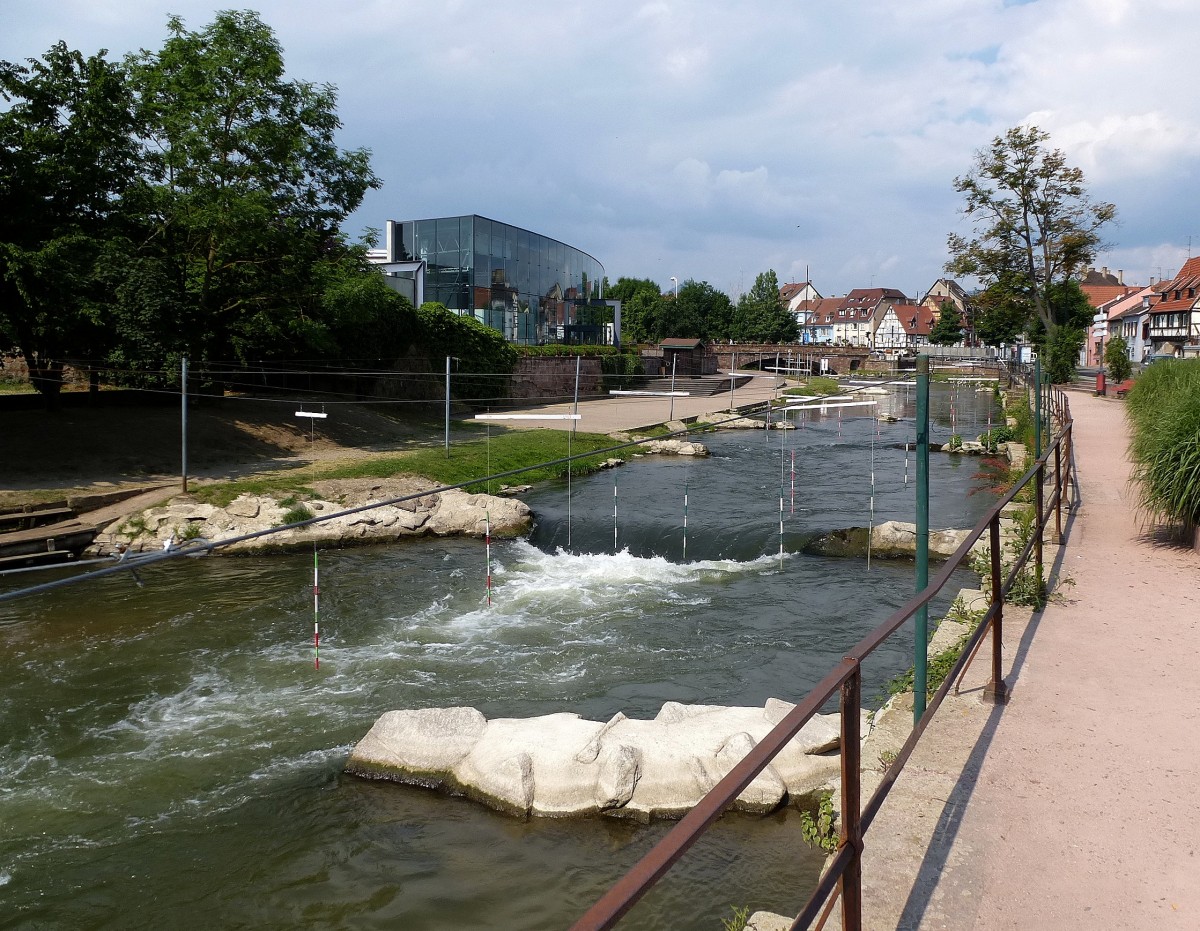 Schlettstadt (Selestat), der abgesteckte Wildwasserparcours an der Ill, links hinten die gläserne Mediathek, Juni 2014
