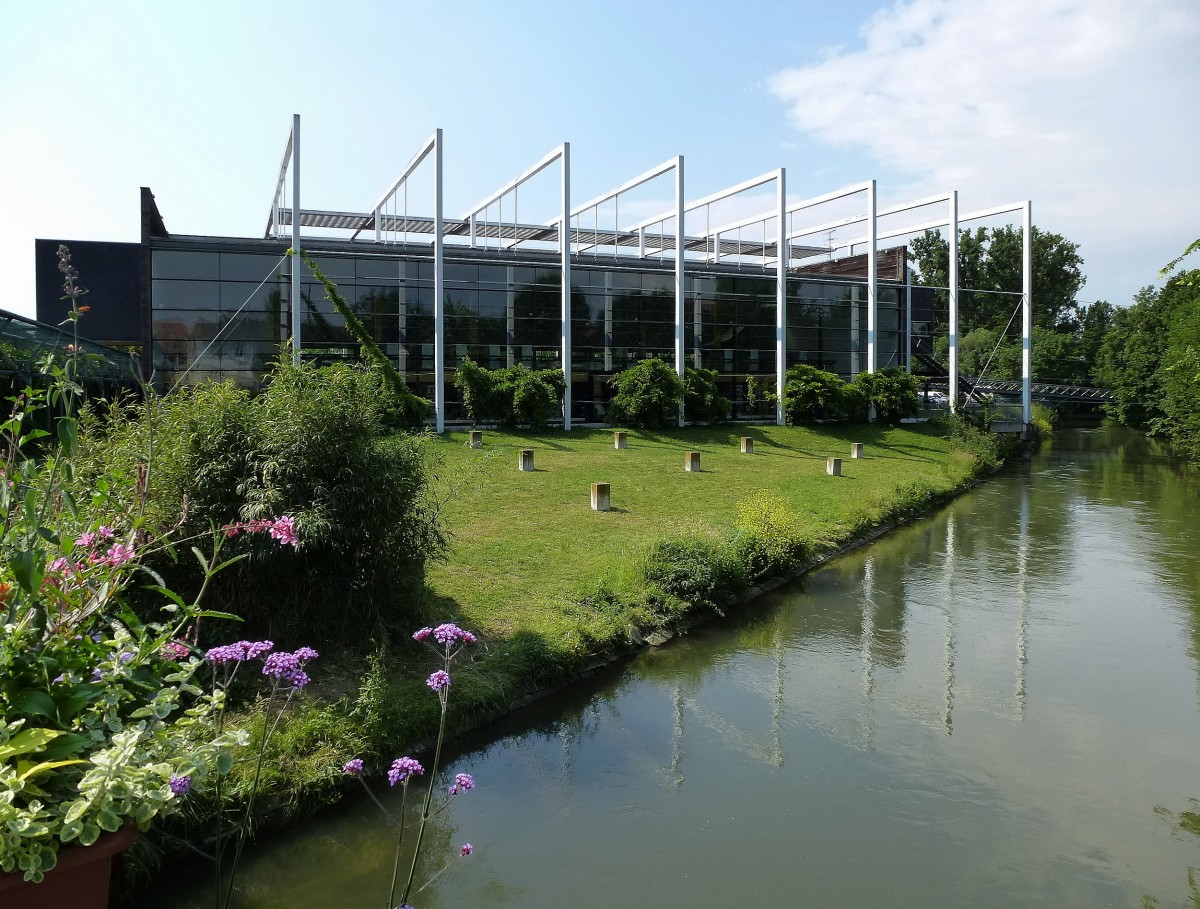 Schlettstadt (Selestat), Blick ber die Ill auf die Mediathek, der moderne Bau von 1990 beherbergt Gegenwartskunst und wechselnde Ausstellungen, Juni 2014