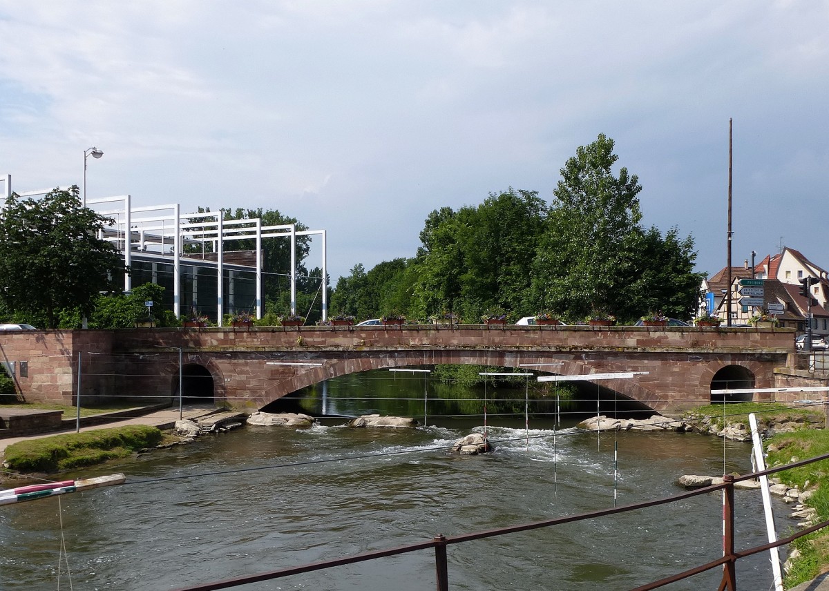 Schlettstadt (Selestat), die Brcke ber die Ill, davor ein Teil des abgesteckten Wildwasserparcours, Juni 2014