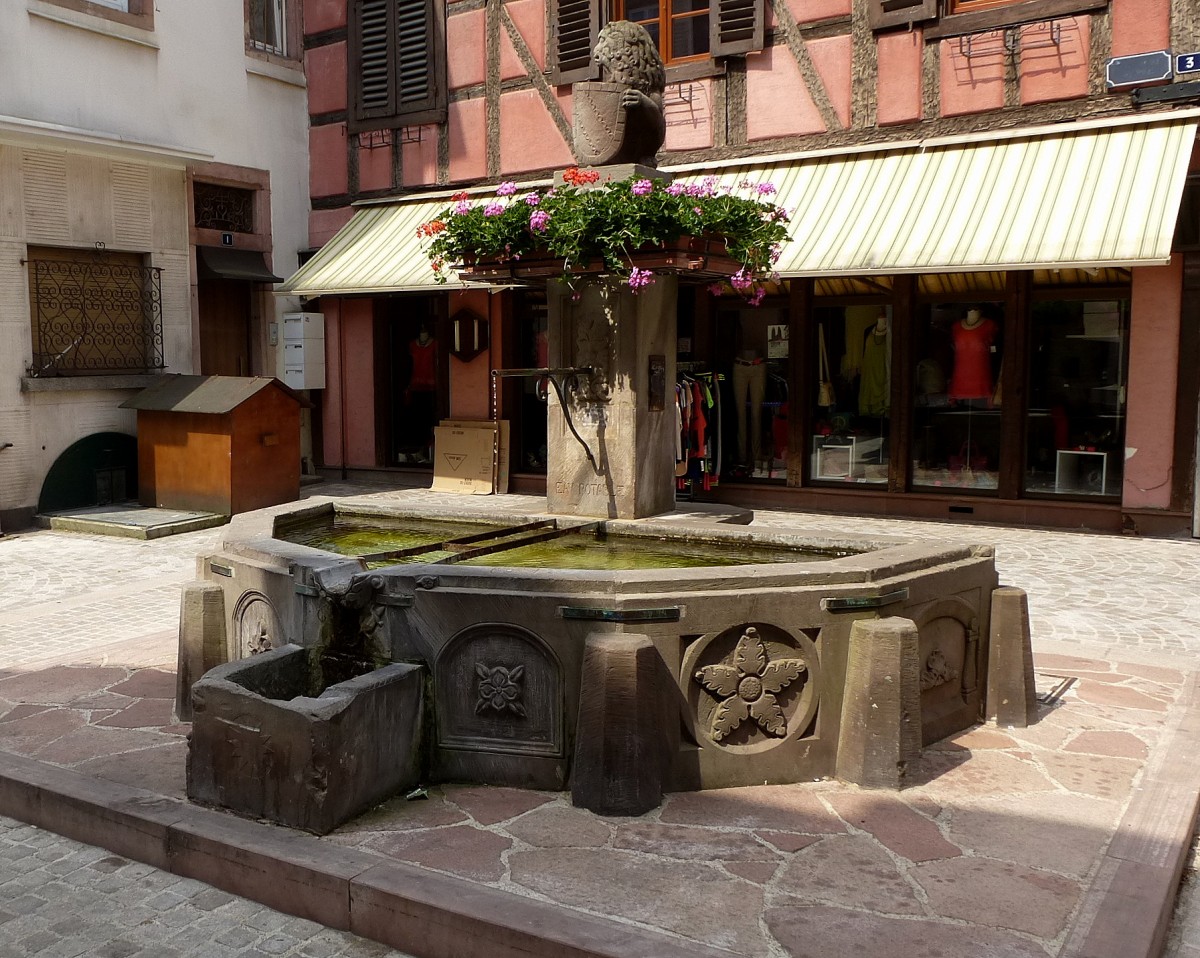 Schlettstadt (Selestat), historischer Brunnen in der Altstadt, Juni 2014