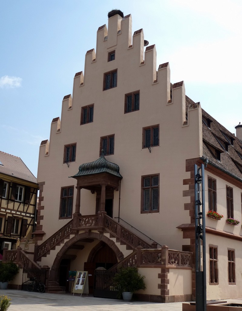 Schlettstadt (Selestat), das Zeughaus St.Barbara mit auffallendem Treppengiebel und neugotischer doppellufiger Treppe mit Portalvorbau, Juni 2014