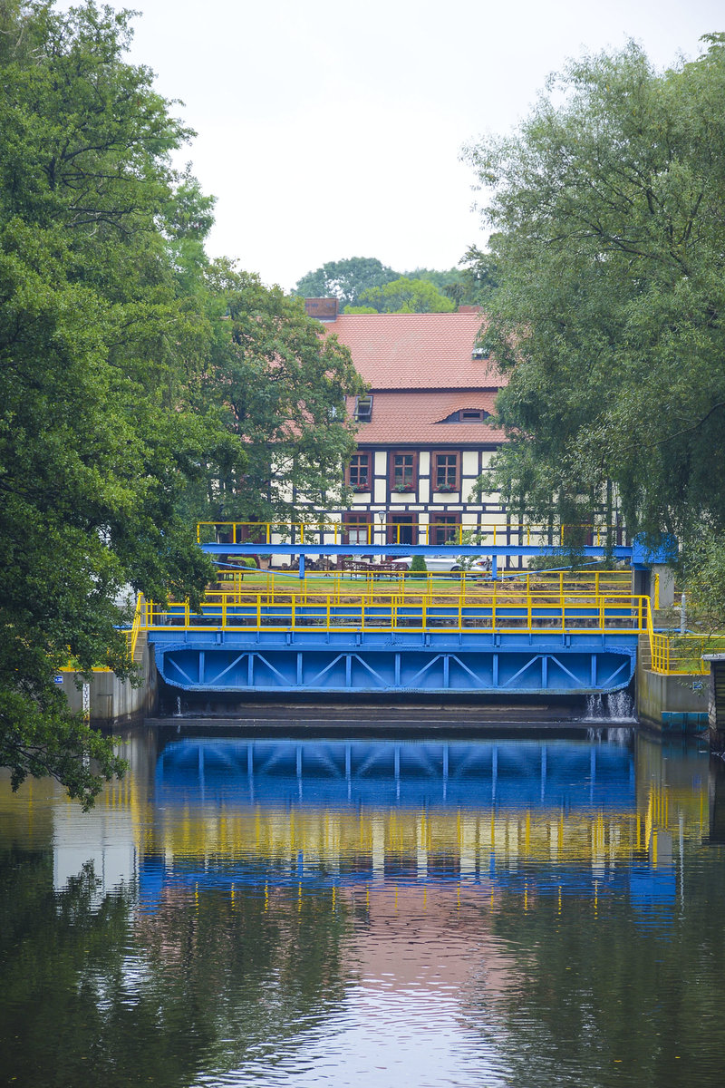 Schleusse und Fachwerkhaus an der Wieprza (Wipper) in Darłowo (Rgenwalde) in Hinterpommern. Aufnahme: 22. August 2020.