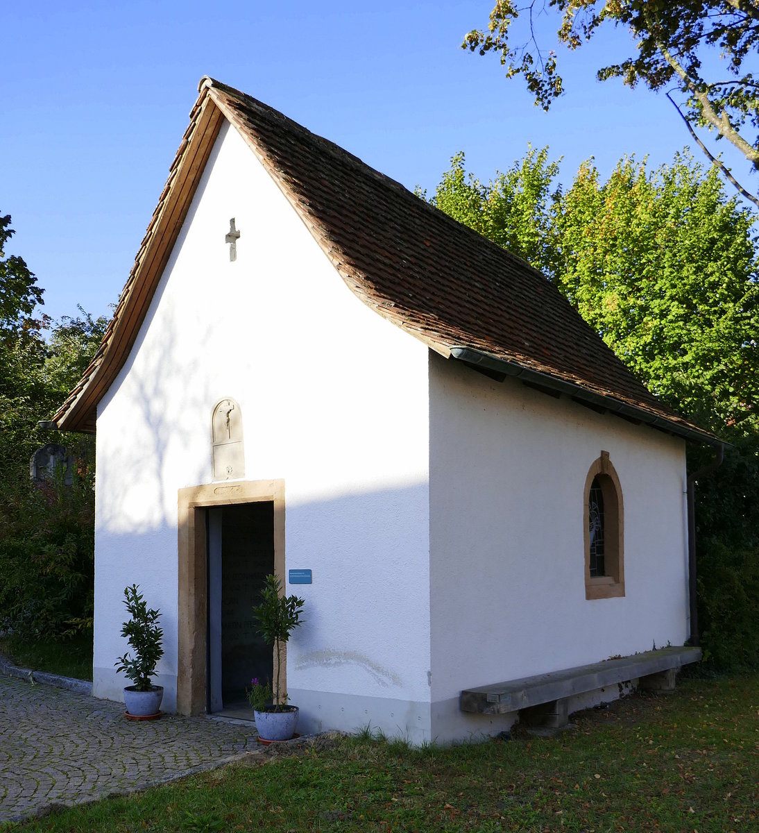 Schliengen im Markgrflerland, die Heilig-Kreuz-Kapelle von 1752, seit 1959 Gedchtniskapelle fr die Opfer des II.Weltkrieges, Okt.2019