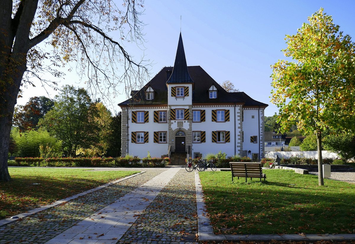Schliengen im Markgrflerland, das Wasserschlo Entenstein, 1525 wurde der Vorgngerbau zu einem Schlo ausgebaut, seit 1977 Rathaus der Gemeinde, Okt.2019