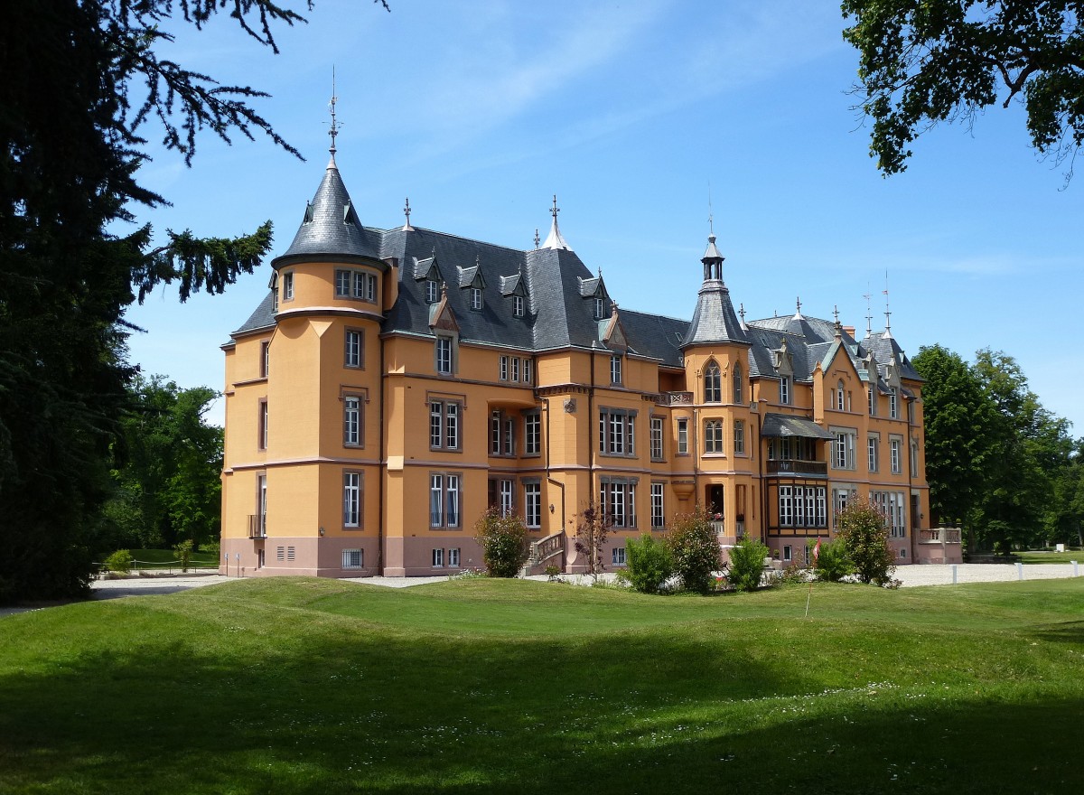 Homburg (Hombourg), das moderne Rathaus der oberelsäßischen Gemeinde, Mai 2014 Staedtefotos.de