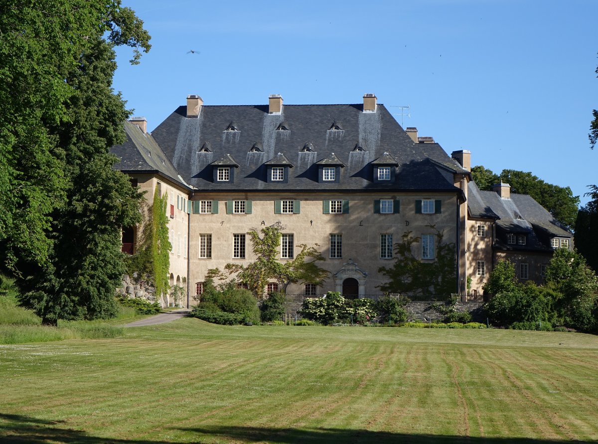 Schloss Adelsns, erbaut von 1916 bis 1920 nach Plnen von Isak Gustaf Clason fr Baron Theodor Adelswrd (14.06.2016)