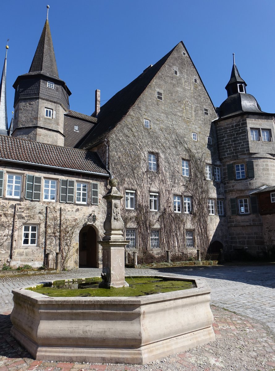 Schloss Ahorn, Hinterschloss mit Brunnen,  erbaut im 16. Jahrhundert (08.04.2018)