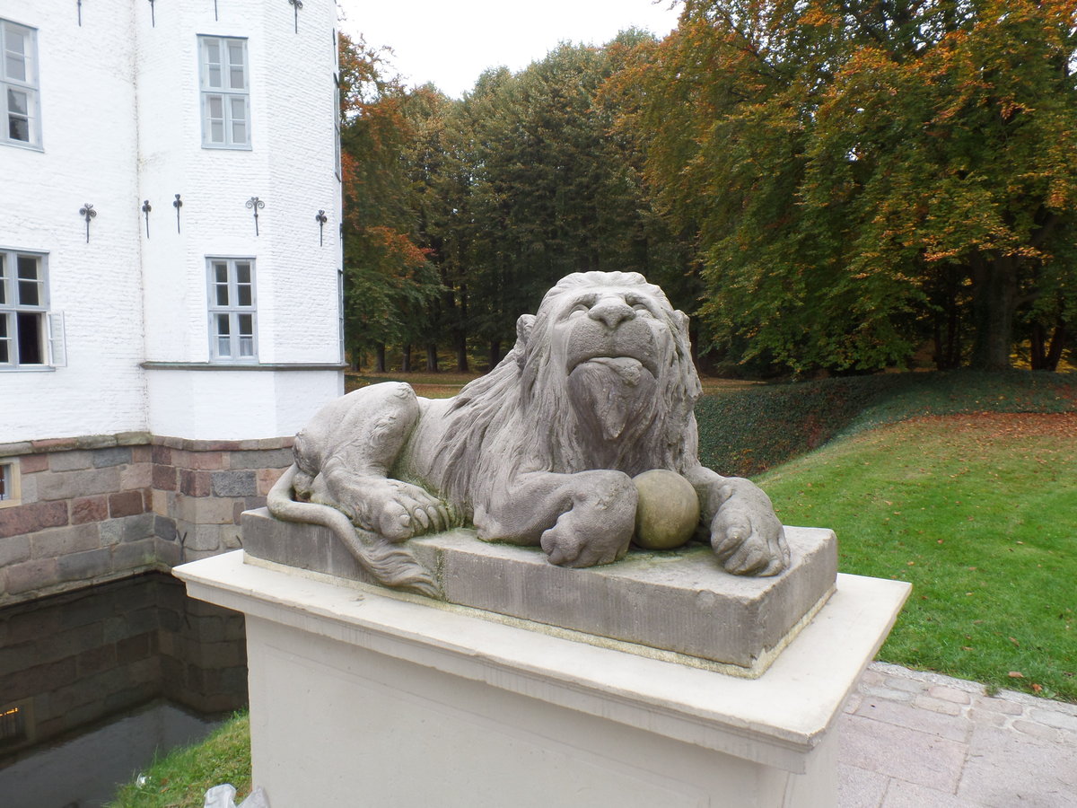 Schloss Ahrensburg am 18.10.2018: Löwen an der Zugangsbrücke zum Schloss
