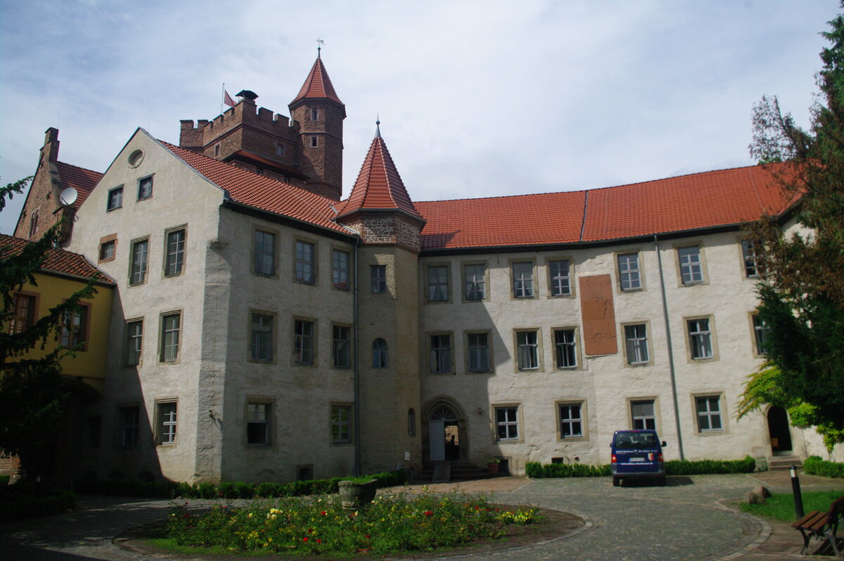 Schloss Altenhausen, runden Kernburg mit einem Wohnhaus im Stil der Renaissance, erbaut im 15. Jahrhundert (08.07.2012)