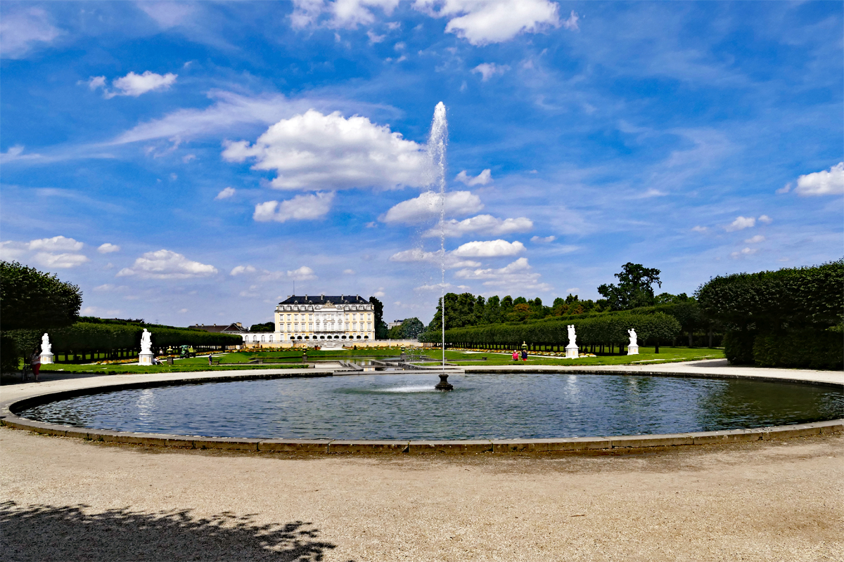 Schlo Augustusburg mit Wasserfontne in Brhl - 07.08.2017