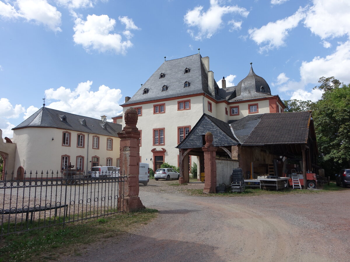 Schloss Bekond, barockes Landschloss, erbaut 1710, Seitenflgel erbaut von 1769 bis 1772 (23.06.2022)