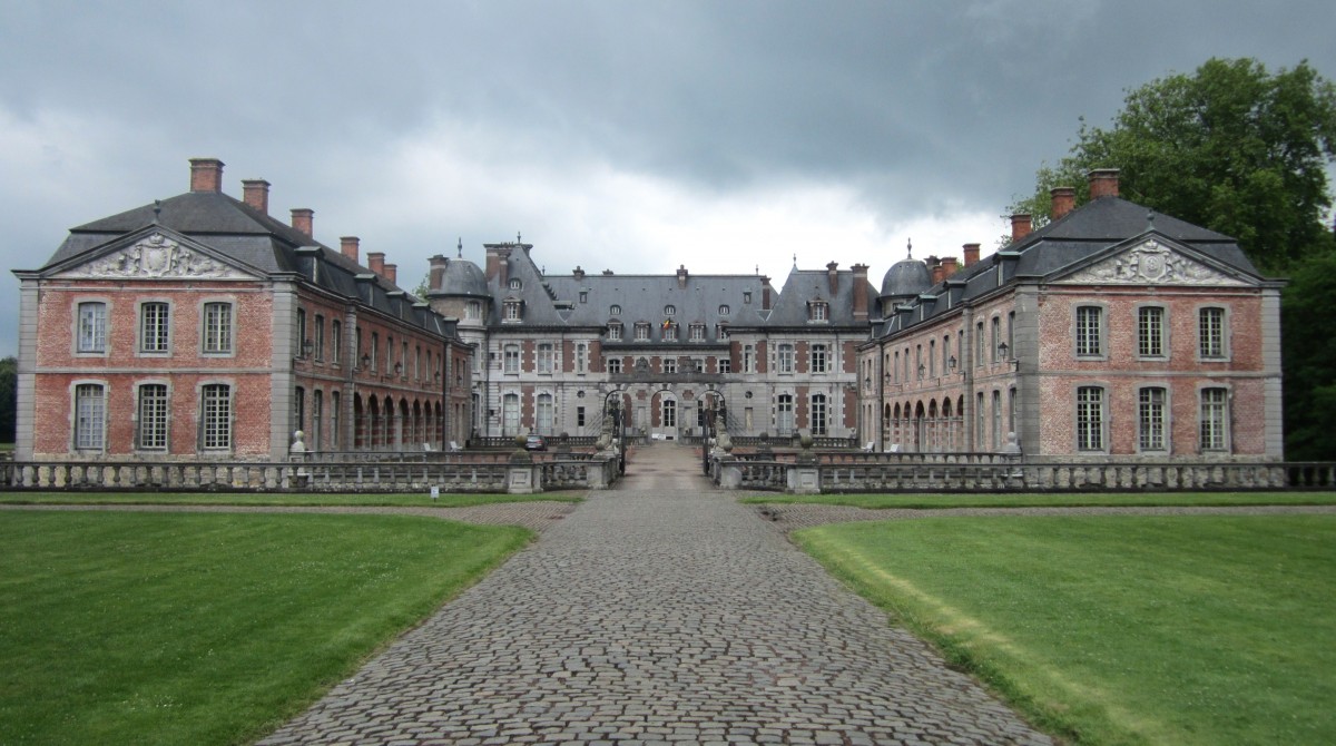 Schloss Beloeil, erbaut im 15. Jahrhundert durch die Adelsfamilie Ligne, nach Brand 1906 wieder aufgebaut durch den Architekten Paul-Ernest Sanson (29.06.2014)