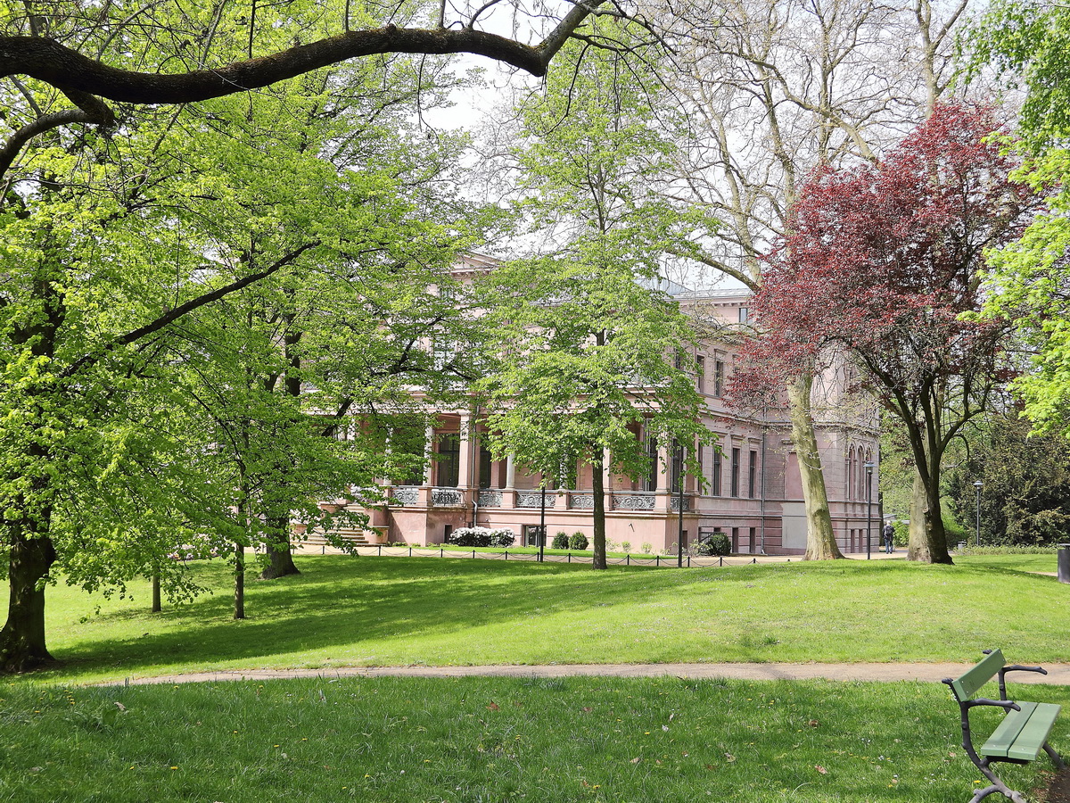 Schloss Biesdorf gesehen durch die Parkanlage  in Berlin am 03. Mai 2017.