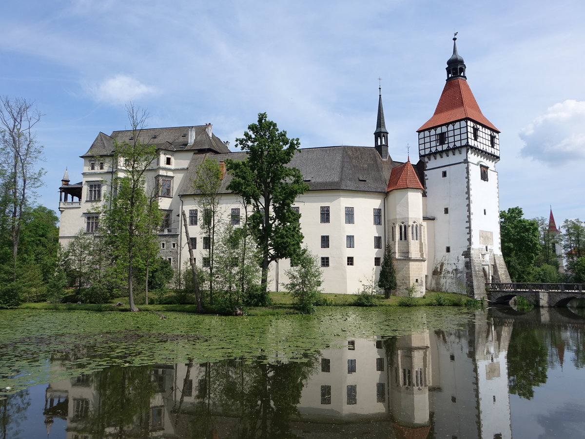 Schloss Blatna, erbaut von 1520 bis 1530 durch den Architekten Benedikt Ried, das Schloss liegt in einem groen Englischen Landschaftsgarten mit hundertjhrigen Bumen (25.05.2019)
