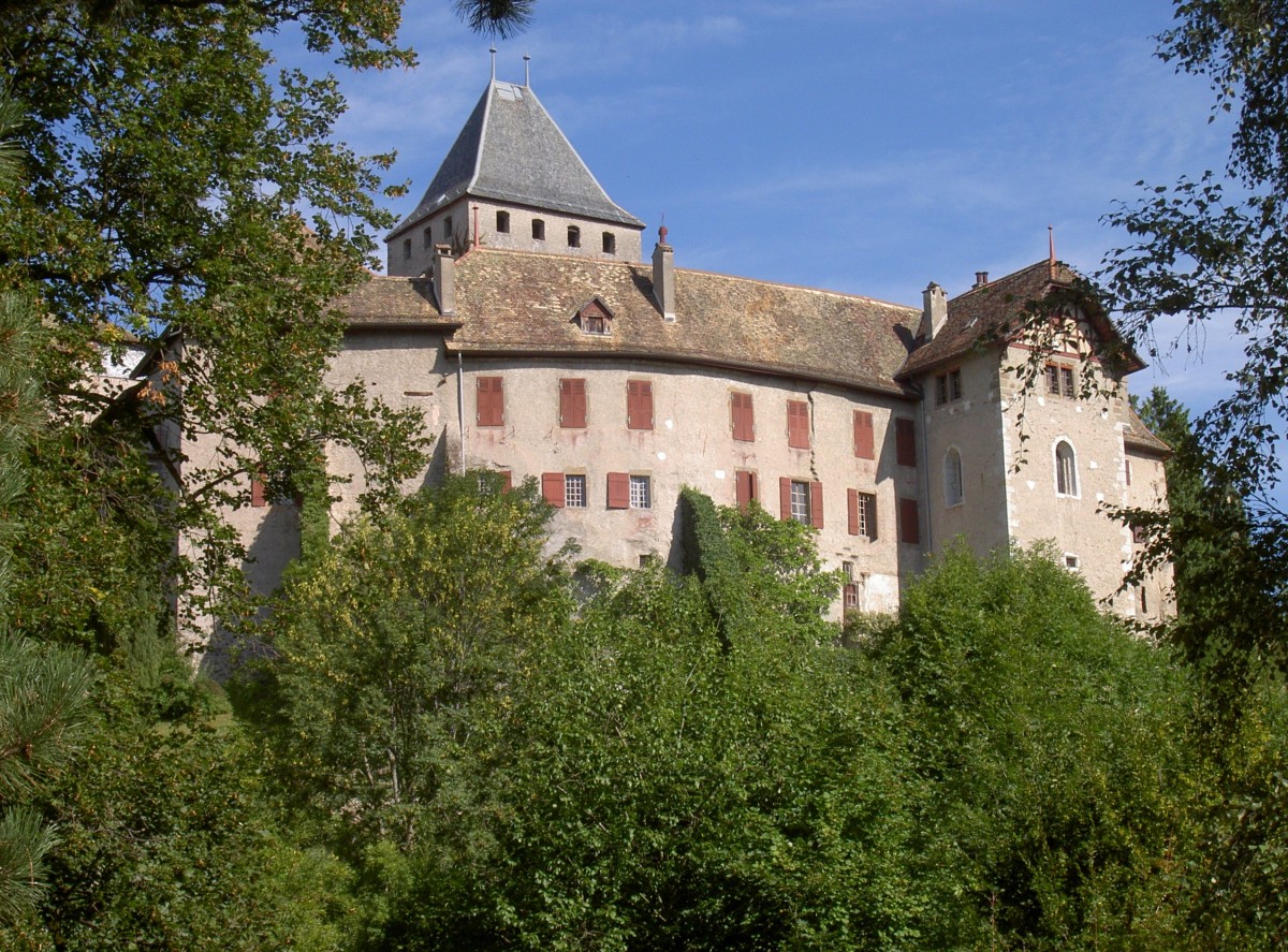 Schloss Blonay, erbaut ab 1175 durch Wilhelm II von Blonay, mchtiger viereckiger Bergfried, Schlosskapelle aus dem 15. Jahrhundert, Ehrenhof von 1677 (12.09.2010)