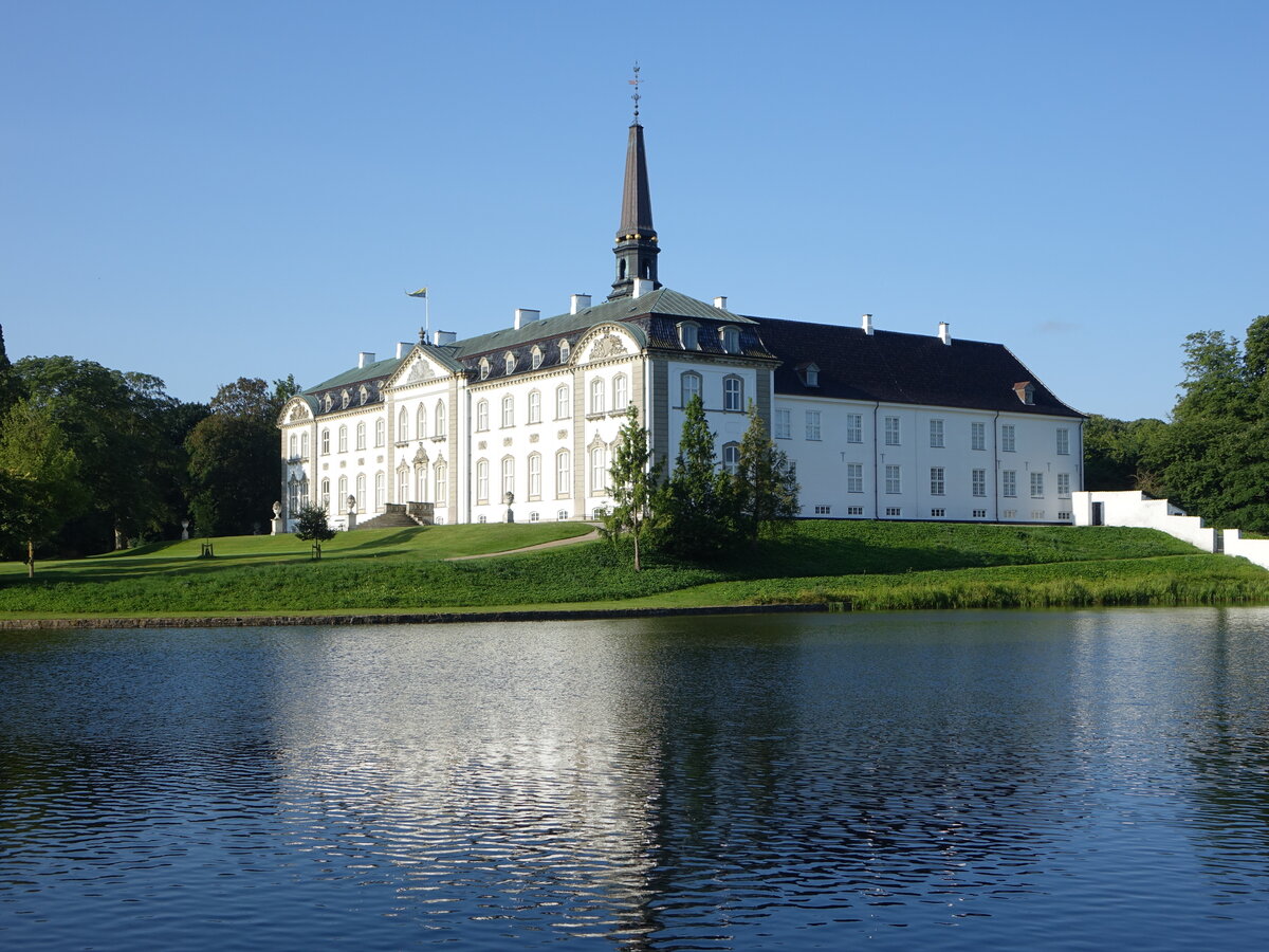 Schloss Bregentved, erbaut von 1886 bis 1891 durch den Architekten Axel Berg, Nordflgel erbaut im 17. Jahrhundert (19.07.2021)