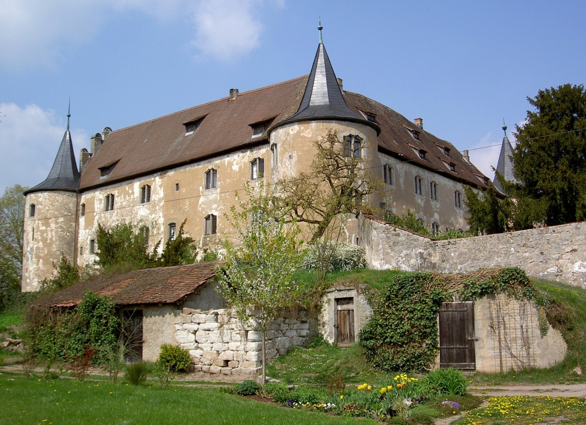 Schloss Breitenlohe, erbaut im 15. Jahrhundert, dreigeschossige Flgelanlage mit runden Ecktrmen (13.04.2014)