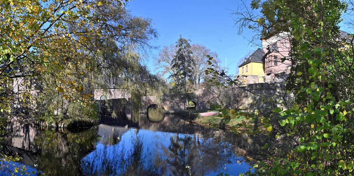 Schlo Burgau in Niederau bei Dren, Brcke zum Hauptschlo - 31.10.2020