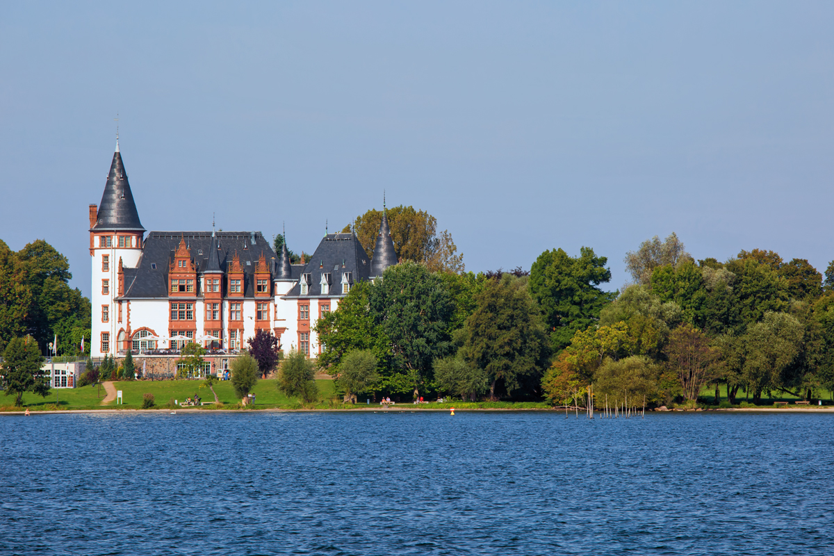 Schloss bzw. Hotel Schloss Klink mit Parkanlage. - 19.09.2014