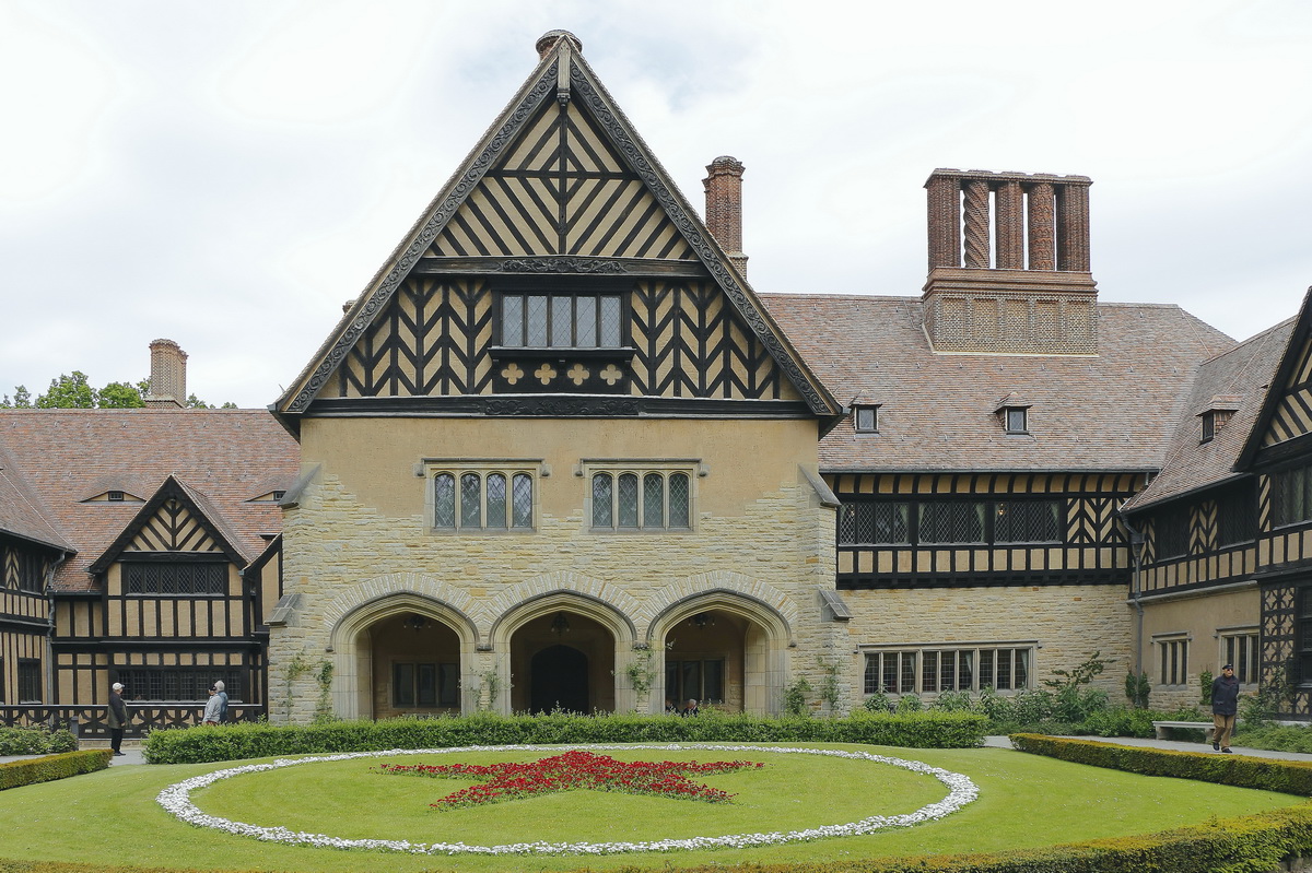 Schloss Cecilienhof (Ort des Potsdamer Abkommen 1945) besucht am 15. Mai 2019.
Das Fotografieren fr private Zwecke ist mit einer Fotoerlaubnis gestattet, die an der Kasse fr 3  erworben wurde. Weitere Information gab es insofern, dass diese Fotoerlaubnis nur fr Innen gltig ist und dann gab es noch ein rotes Armbndchen.