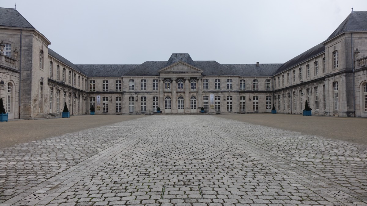 Schloss Commercy, barocker Ehrenhof, erbaut von 1708 bis 1717 durch Germain Boffrand fr den Frsten Charles Henri de Lorraine-Vaudmont (26.10.2015)