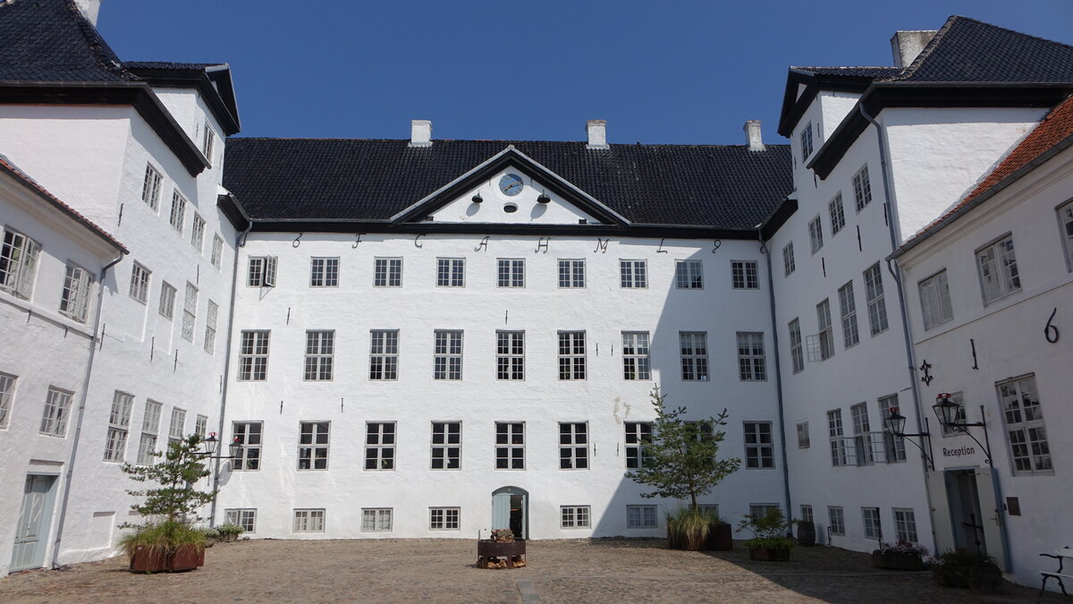 Schloss Dragsholm, dreiflgelige Anlage erbaut 1697, seit 1970 Hotel (17.07.2021)