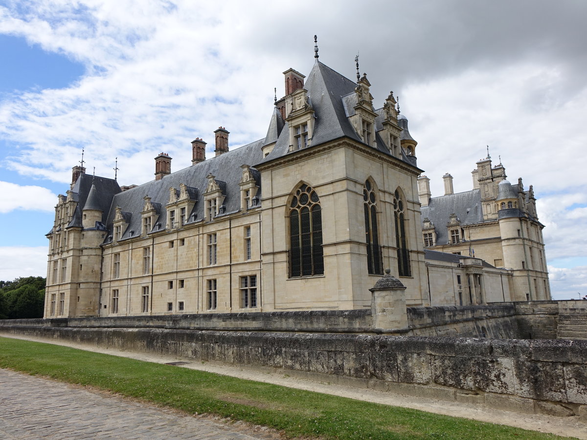Schloss von Ecouen, erbaut im 16. Jahrhundert von Jean Bullant fr den Konnetabel von Montmorency, heute Muse national de la Renaissance (16.07.2016)