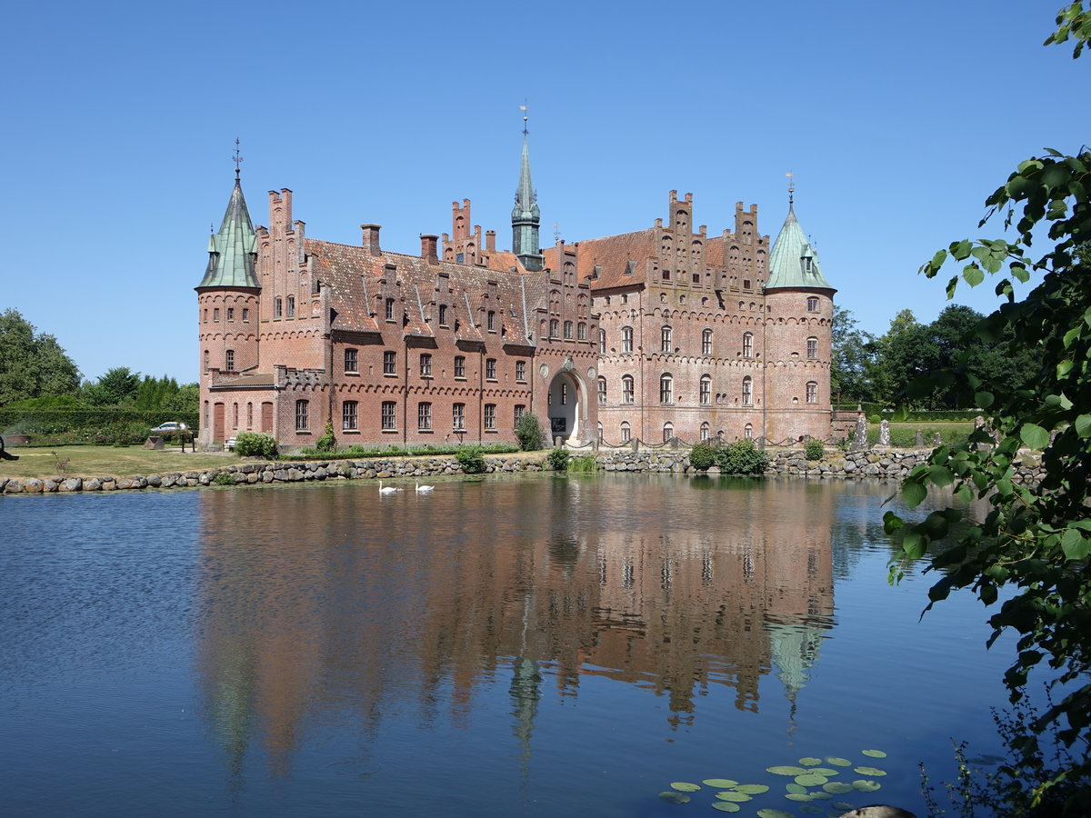 Schloss Egeskov, das noch mittelalterlich geprgte Bauwerk wandelte sich im Laufe seiner Geschichte von einer uerlich sptgotischen, innen schon im Stil der Renaissance gestalteten Wasserburg zu einem wohnlichen Landschloss, erbaut bis 1554 durch Reichsmarschall Frands Brockenhuus (06.06.2018)