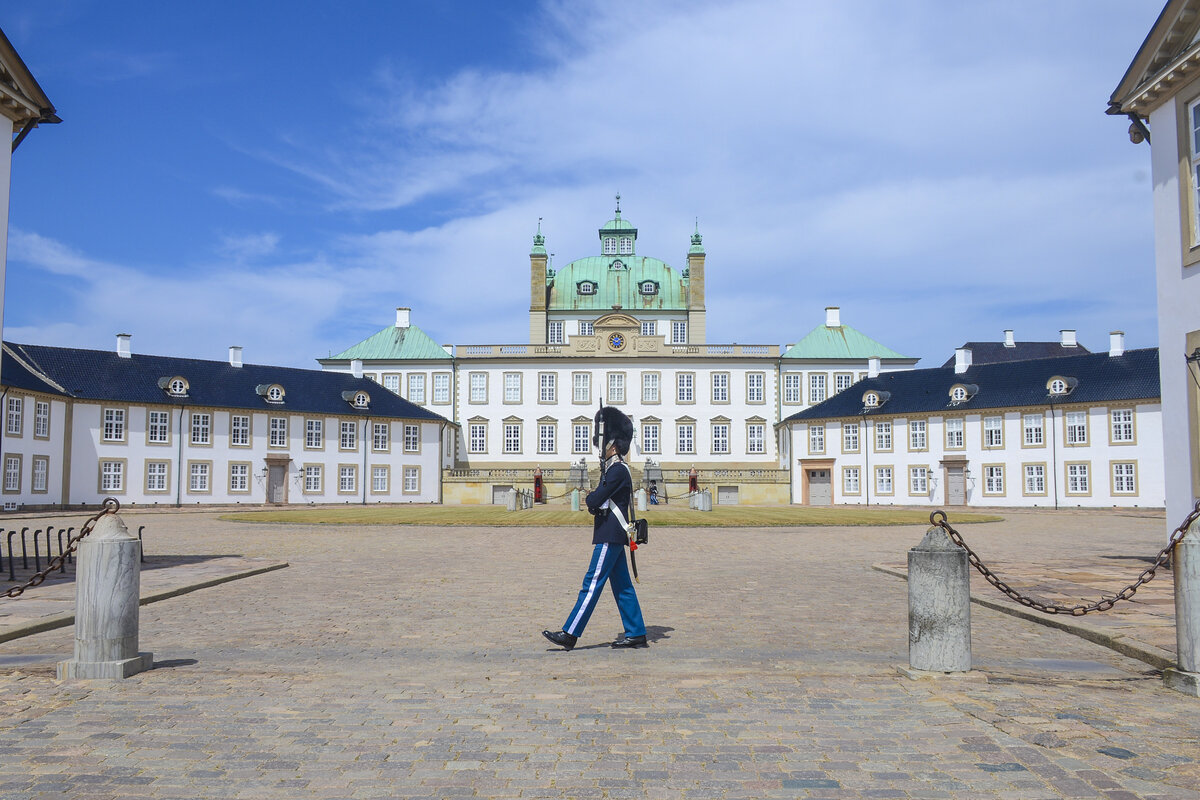 Schloss Fredensborg (dnisch: Fredensborg Slot) gilt als ein Beispiel des nordischen Barock und dnisches Versailles. Unter Christian IX. wurde Fredensborg ein beliebter Ferienaufenthalt der europischen Knigsfamilien. Auch heute wird Schloss Fredensborg blicherweise im Frhjahr und Herbst von der dnischen Knigsfamilie bewohnt; ist die Familie anwesend, findet vor dem Schloss tglich die Wachablsung statt. Whrend die Innenrume nur im Juli fr Fhrungen geffnet werden, ist der Park ganzjhrig zugnglich.
Aufnahme: 24. Juni 2023.