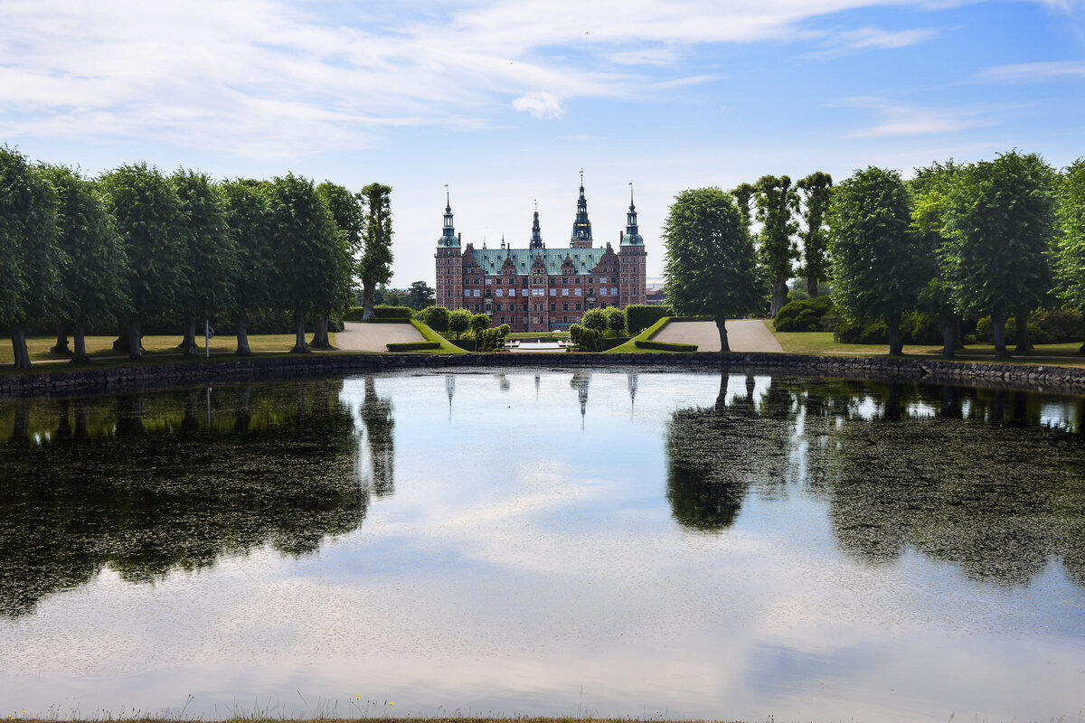 Schloss Frederiksborg (dnisch Frederiksborg Slot) ist ein Wasserschloss in Hillerd auf der dnischen Insel Seeland. Es gilt als grtes und bedeutendstes Bauwerk der nordischen Renaissance und beherbergt heute das Dnische Nationalhistorische Museum. Aufnahme: 24. Juni 2023.
