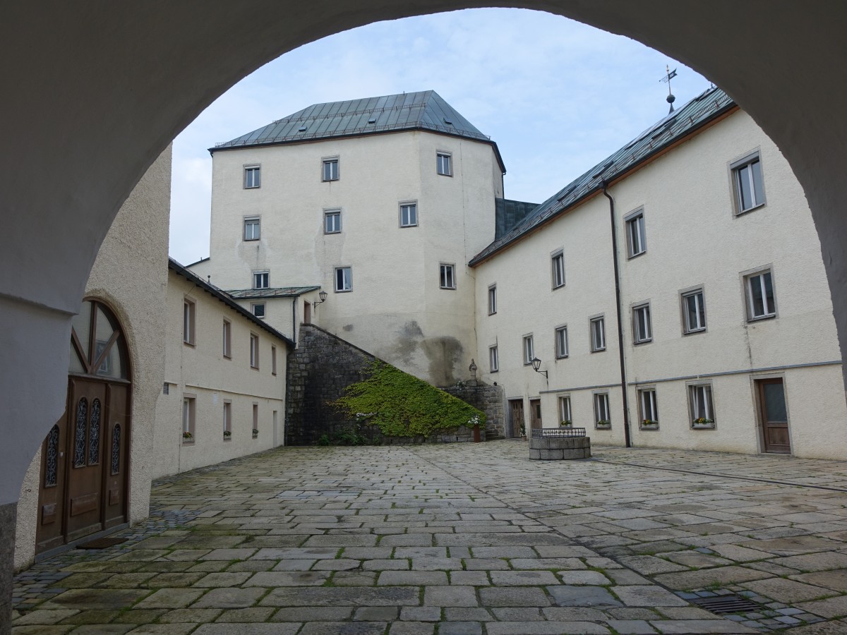 Schloss Frstenstein, Dreiflgelanlage um Innenhof, erbaut im 14. Jahrhundert, seit 1861 Institut der Engl. Frulein (25.05.2015)