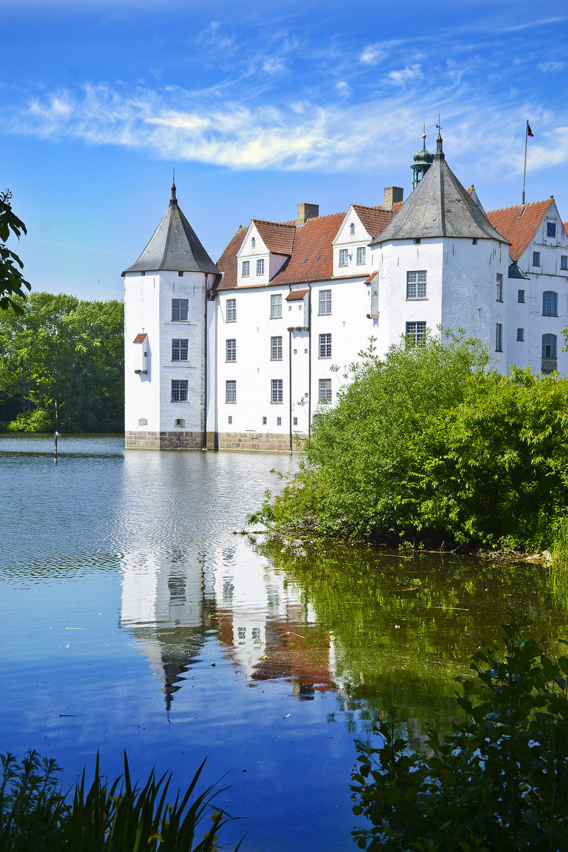 Schloss Glcksburg gehrt zum Hauptwerk der Renaissancebaukunst. Es ist ein quadratisches Gebude mit einer Lnge und Breite von je 30 Meter. Der Kernbau besteht aus drei identischen aneinander gebauten Giebelhusern, eine noch sptmittelalterlich anmutende Konstruktionsweise, die an Bauten des schleswig-holsteinischen Adels im 16. Jahrhundert des fteren auftritt. Aufnahme: 4. Juni 2020.