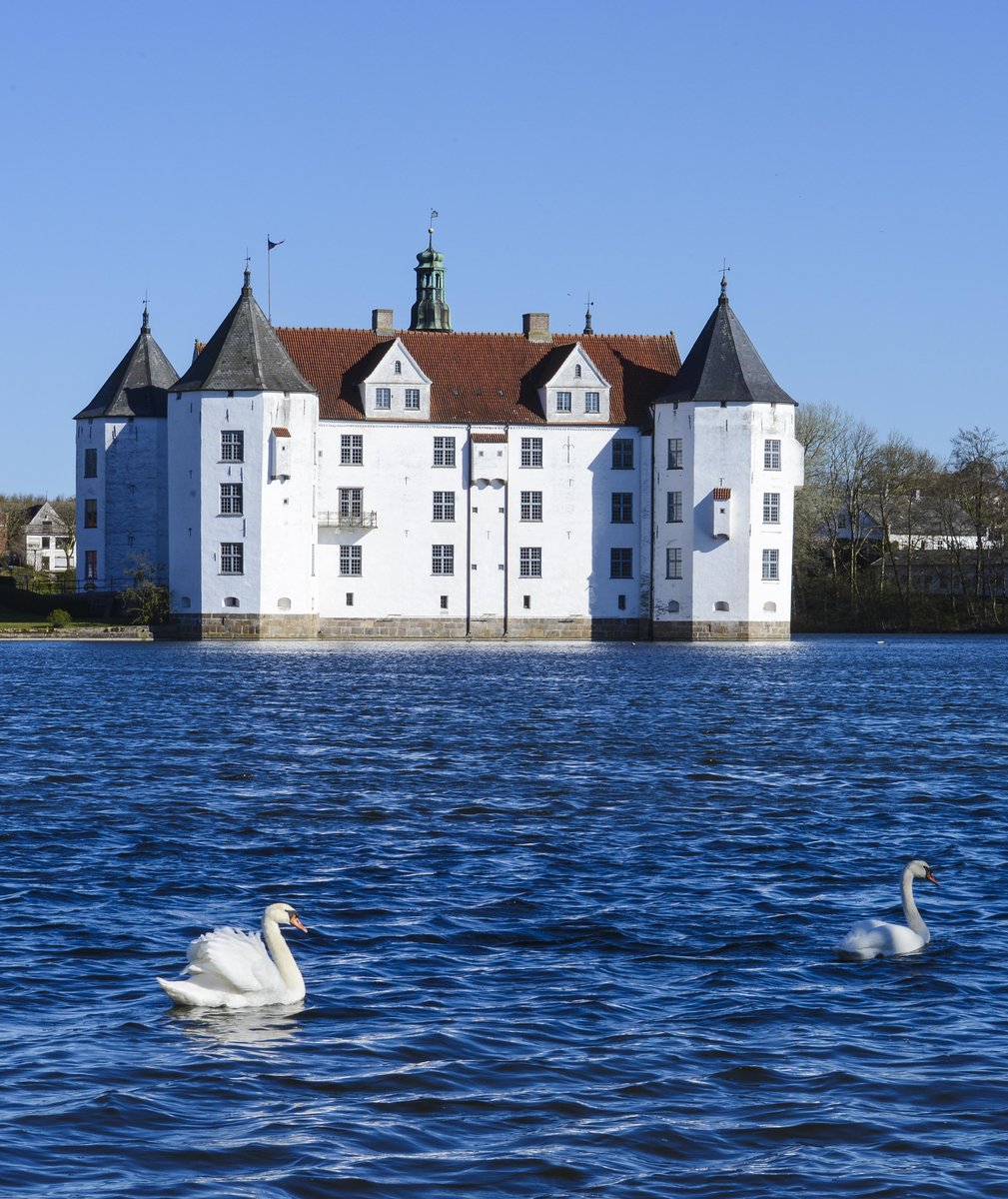 Schloss Glcksburg und der Schlossteich. Das Schloss zhlt zu den bedeutendsten Renaissanceschlssern Nordeuropas.[1][2] Es diente den herzoglichen Linien des Hauses Glcksburg als Stammsitz und war zeitweilige Residenz des dnischen Knigshauses. 
Aufnahme: 21. Juni 2020.