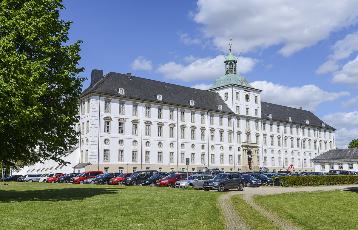 Schloss Gottorf in Schleswig ist eines der bedeutendsten profanen Bauwerke Schleswig-Holsteins. Es wurde in seiner ber achthundertjhrigen Geschichte mehrfach umgebaut und erweitert, so dass es sich von einer mittelalterlichen Burg ber eine Renaissancefestung bis hin zu einem Barockschloss wandelte. Es war namensgebend fr das herzogliche Haus Schleswig-Holstein-Gottorf, aus dem im 18. Jahrhundert unter anderem vier schwedische Knige und mehrere russische Zaren hervorgingen.
Aufnahme: 29. Mai 2019.