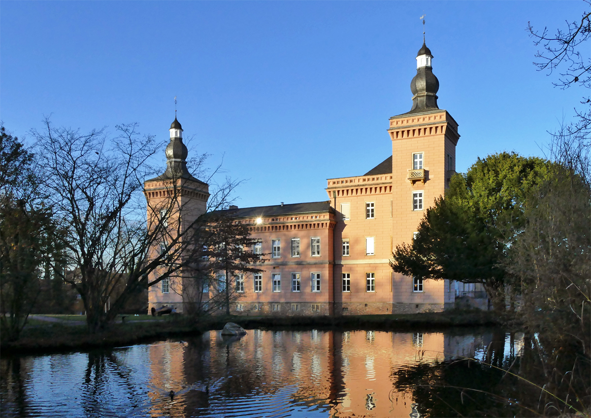 Schlo Gracht in Erftstadt-Liblar, Sd-Westseite mit Sonnenspiegelung im Fenster - 19.12.2019