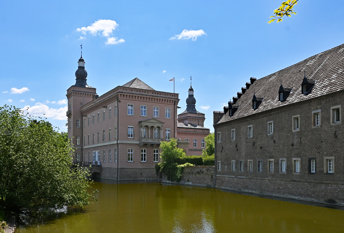 Schlo Gracht mit Wassergraben in Erftstadt-Liblar -  Sd-Ost-Seite - 30.05.2021