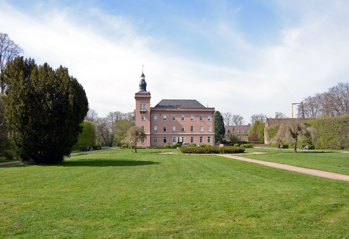 Schlo Gracht ber die Parkanlage von Sden aufgenommen (Erftstadt-Liblar) - 02.04.2014