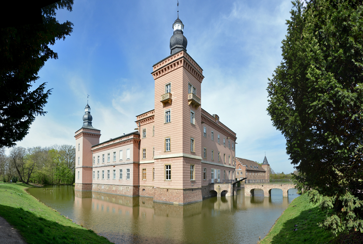 Schlo Gracht (Wasserschlo), S.O.-Seite, mit denkmalgeschtzter Brcke. Erftstadt-Liblar - 02.04.2014